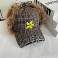 Cappello invernale a scacchi con bordo in pelliccia e ricamo a fiori caldi - M / Plaid kaki