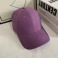 Detalle de gorra de béisbol de algodón violeta con costuras de cinco filas en la visera - M / Púrpura