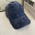 Detalle de gorra de béisbol de pana azul marino lavado con visera desgastada y estilo retro - M (56-58cm) / Azul marino