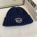 Detalle de cerca del gorro de punto azul marino con bordado de osos y textura acanalada - M (56-58cm) / Azul marino