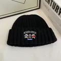 Detalle del bordado de tres osos y texto Companion en gorro de punto color negro - M (56-58cm) / Negro