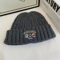 Detalle del bordado de tres osos y texto COMPANION en un gorro de punto gris oscuro - M (56-58cm) / Gris
