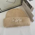 Gorro de punto grueso beige con parches de estrellas y textura de lana cálida - M / Blanco Roto