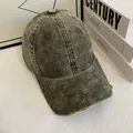 Detalle de textura de pana vintage y borde desgastado en la gorra de béisbol verde oliva - M (56-58cm) / Verde