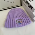 Detalle del gorro de punto violeta claro con bordado de tres ositos muy bonitos - M (56-58cm) / Púrpura