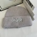 Detalle del gorro de punto lila con parches de estrellas y textura de canalé grueso - M / Gris claro