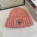 Detalle del gorro de punto rosa con bordado de tres ositos y textura de lana suave - M (56-58cm) / Rosa