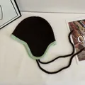 Nahaufnahme der Kontrast-Strickmütze mit Ohrenklappen, dicker Wolle und Bindebändern - M (56-58cm) / Kaffeebraun