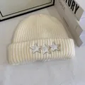 Detalle del gorro de punto acanalado crema con parches de estrellas y borde doblado - M / Blanco