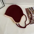 Winter-Strickmütze mit Ohrenschutz und Bindebändern in Weinrot und Cremeweiß - M (56-58cm) / Burgunderrot