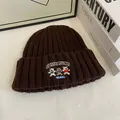 Primer plano detallado del gorro de punto marrón oscuro con bordado de tres ositos - M (56-58cm) / Café