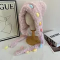 Roze pluchen muts met berenoren, gekleurde pompons en oorflappen voor de winter - M (56-58cm) / Roze
