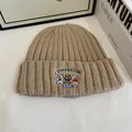 Detalle del bordado de tres osos en gorro de punto acanalado caqui con texto - M (56-58cm) / Caqui
