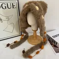 Detail van de zachte imitatiebont textuur en kleurrijke pompons op de winterse oorflapmuts - M (56-58cm) / Donker kaki