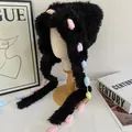 Detailopname van zwarte pluche muts met kleurrijke pastelkleurige pompons van bont - M (56-58cm) / Zwart