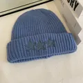 Detalle del gorro de punto grueso azul marino con tres parches de estrellas en el dobladillo - M / Azul cielo