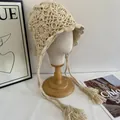 Handgefertigte Häkelmütze in Beige mit Blumenmuster und Quasten für Damen im Winter - M (56-58cm) / Gebrochenes Weiß