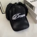 Détail du chapeau denim vintage avec cache-oreilles, broderie Dream et fausse fourrure - M(56-58cm) / Noir