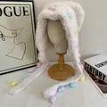 Detail van witte pluche muts met gekleurde bontpompons en zachte textuur voor dames - M (56-58cm) / Wit