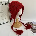 Detailaufnahme der roten Häkelmütze mit Blumenmuster, Hohlstickerei und langen Fransen - M (56-58cm) / Rot