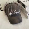 Détail de la casquette délavée avec cache-oreilles en peluche grise et broderie Dream élégante - M(56-58cm) / Gris