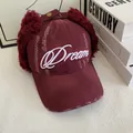 Détail de casquette de baseball en jean vieilli avec cache-oreilles en peluche et broderie - M(56-58cm) / Bordeaux