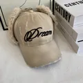 Détail du chapeau trappeur en jean kaki avec cache-oreilles en peluche et broderie Dream - M(56-58cm) / Kaki