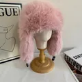Détail du bonnet aviateur en fausse fourrure rose avec protège-oreilles élégant - M / Rose