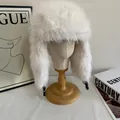 Vue détaillée de la chapka blanche en fausse fourrure avec cache-oreilles et boucle - M / Blanc