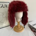 Détail d'une chapka en fausse fourrure bordeaux avec protège-oreilles sur mannequin - M / Bordeaux