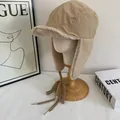 Dettaglio del cappello aviatore kaki con calda fodera in lana sherpa e ricamo laterale - M（56-58cm） / Kaki