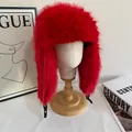Détail du bonnet ushanka rouge en fausse fourrure avec boucle réglable coupe-vent - M / Rouge