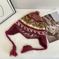 Vintage Fair Isle gebreide muts in rood met pompon en oorbeschermers voor vrouwen - M (56-58cm) / Rood