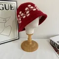 Dettaglio della trama del cappello alla pescatora in maglia rosso scuro con jacquard bianco - M (56-58cm) / Rosso