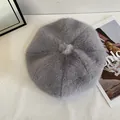 Vista dall'alto del basco in peluche grigio scuro con finta pelliccia e dettaglio pompon - M (56-58cm) / Grigio