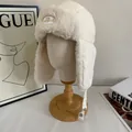 Detalle del gorro de aviador blanco hueso con forro de felpa grueso y correa ajustable - M (56-58cm) / Blanco
