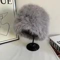Cappello a secchiello in pelliccia sintetica grigia su supporto per l'inverno - M (56-58cm) / Grigio