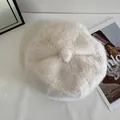 Vista dall'alto di un basco di pelliccia sintetica color crema su superficie bianca - M (56-58cm) / Bianco
