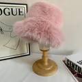Vista detallada del material de piel sintética rosa suave en un gorro de invierno de mujer - M(56-58cm) / Rosa