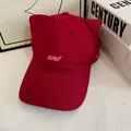 Détail d'une casquette de baseball rouge foncé à oreilles de chat et broderie rose - M / Rouge