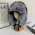 Colbacco invernale in ecopelliccia con visiera in pelle e fiocco su espositore chic - Grigio