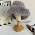 Detalle de gorro de pescador gris en piel sintética con textura afelpada y muy suave - M(56-58cm) / Gris
