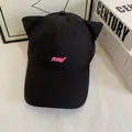 Détail d'une casquette noire avec oreilles de chat et broderie rose 'new' élégante - M / Noir