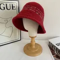 Nahaufnahme des roten Fair-Isle-Strickhuts aus weicher Mohairwolle mit Streifendetails - M / Rot