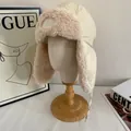 Detalle del gorro de aviador crema con forro de borreguito y correa ajustable - M (56-58cm) / Blanco Roto