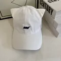 Détail d'une casquette blanche en toile avec oreilles de chat et broderie bleue - M / Blanc