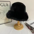 Detalle de gorro de pescador de piel sintética negra en soporte de madera, estilo acogedor - M(56-58cm) / Negro