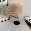 Dettaglio del cappello alla pescatora in finta pelliccia beige con texture morbida - M (56-58cm) / Cachi