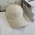 Dettaglio ravvicinato del cappellino di cotone beige con ricamo professionale Main Kit - M（56-58cm） / Bianco avorio
