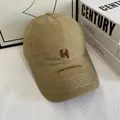 Detail van kaki katoenen honkbalpet met 3D W-borduurwerk en stiksels op de klep van de pet - M / Khaki